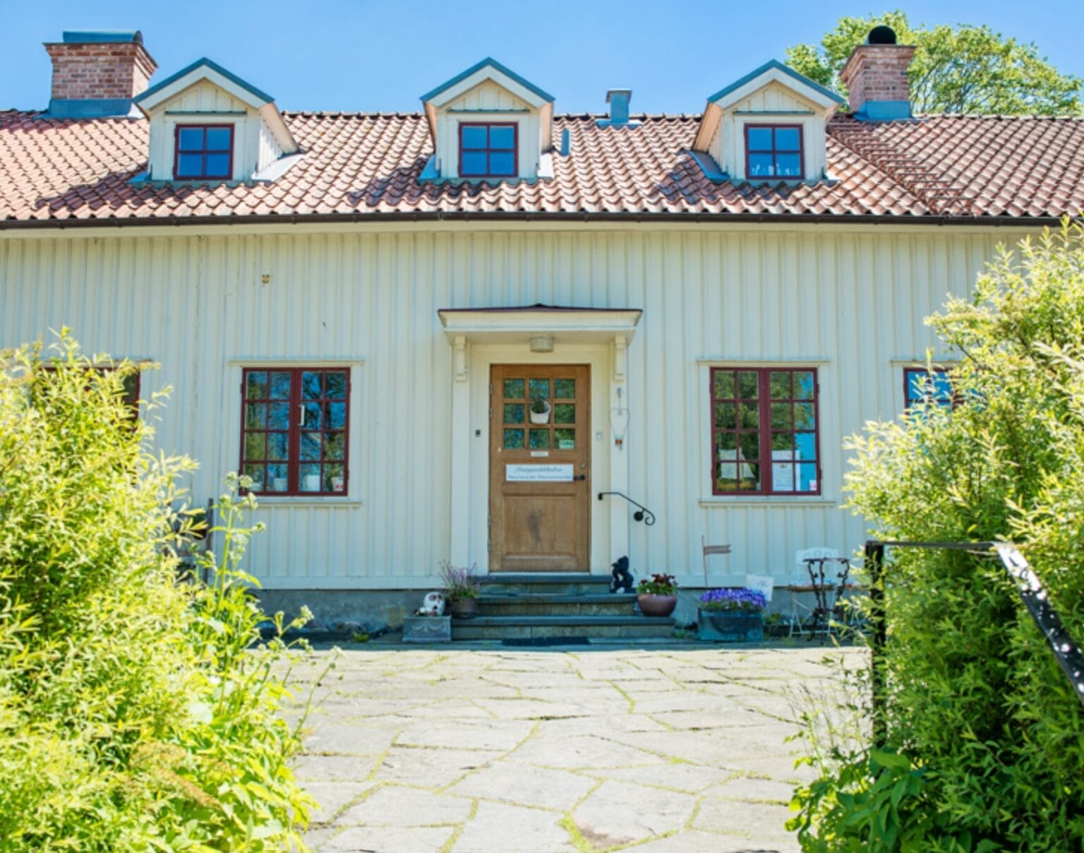 The rectory in Vallda with a stone courtyard and wooden door